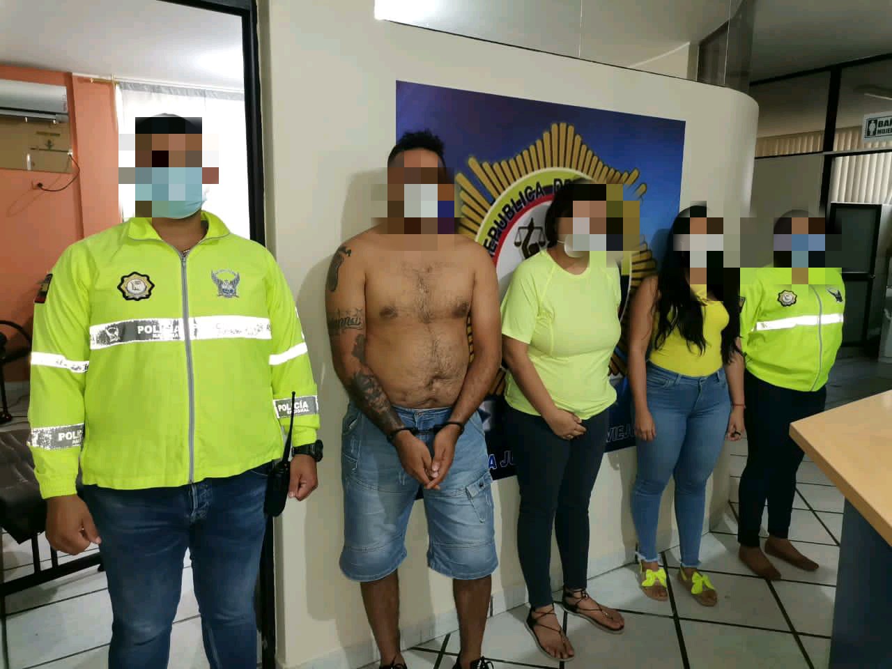 MANABÍ |  Los detienen tras asaltar un local comercial