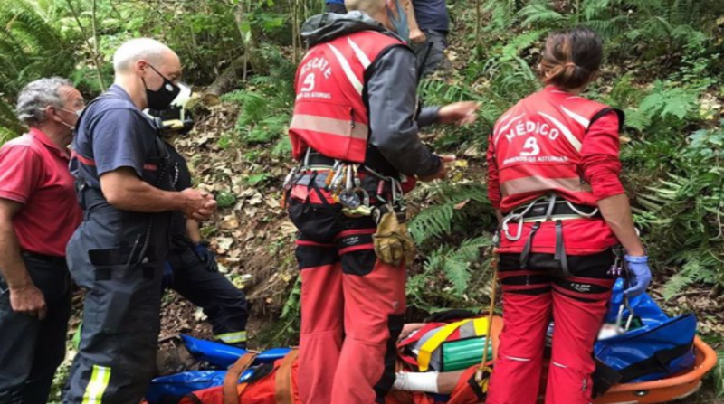 ESPAÑA | Bomberos rescatan a un adulto mayor